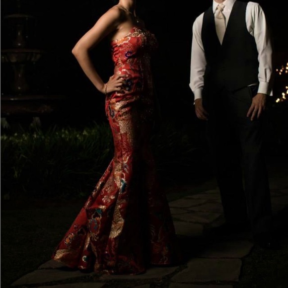 Chinese wedding gown - Picture 1 of 11